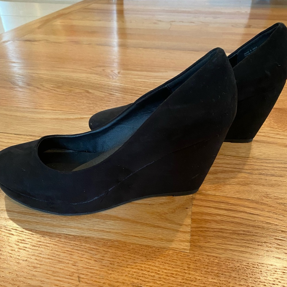 Black wedges